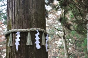 対象は「人」に限らない。八百万の神が宿ると信じられた万物に対し、日本人は頭を下げる。