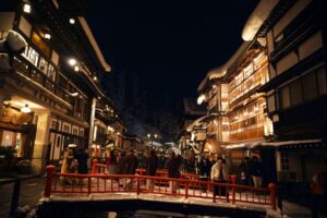 大正ロマン漂う銀山温泉 日が暮れるとガス灯が灯り幻想的な風景が広がる