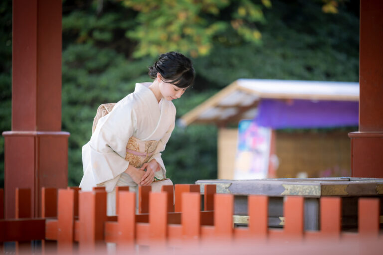 Why Do Japanese Bow? Reverence and Humility - JAPAN UNKNOWN
