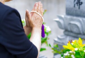 お盆やお彼岸に墓参りをして手を合わせる。日本人にとってはごく当たり前の習慣だ。