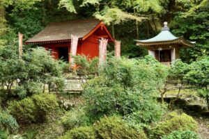 対立ではなく、調和。日本の風景の中では、神と仏は分かちがたく結びつき、同じ空間に共存してきた。