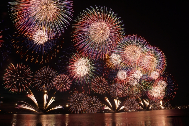 夏の夜空を美しく彩る花火