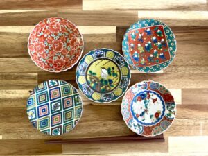 図案とモチーフの多様性 は、九谷焼の特徴だ。