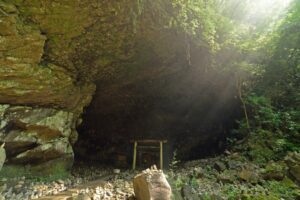 すべての自然に神が宿るという「八百万の神」の思想は、万物への深い敬意を育んできた。