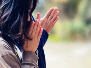 日本人にとっての祈りは、特別な儀式ではなく、日常という川の流れの中に溶け込んでいる。