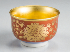 赤地に金が特徴的な永楽風