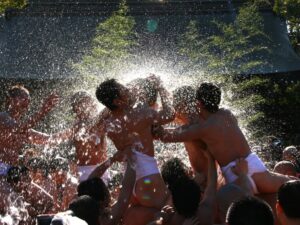 日本の奇祭「裸祭り」とは——その意味と起源に迫る