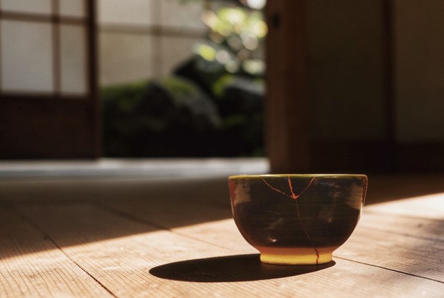 金継ぎ ── 傷跡を、美へと変えるKintsugi ── Transforming scars into beauty.