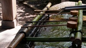 神社参拝前に手と口を清める「手水」も、禊を簡略化したものである。