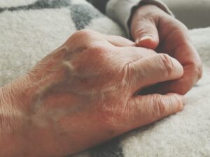 しわくちゃの手