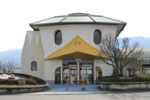 河童の形をしたユニークな駅舎のJR久大本線の田主丸駅