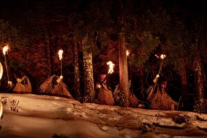 松明を持って闇を進むなまはげ