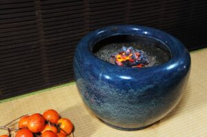 室町後期〜戦国期（15〜16世紀ごろ）に普及した火鉢