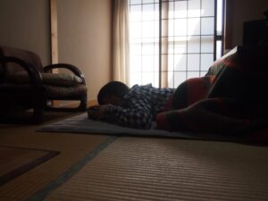 こたつでゴロゴロ