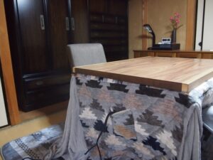 椅子に座ったままで暖まれる、ハイタイプのこたつ