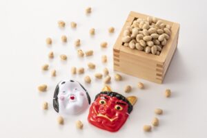 節分に行われる豆まきは追儺(ついな)が民間に伝わり、形を変えたものとされている。