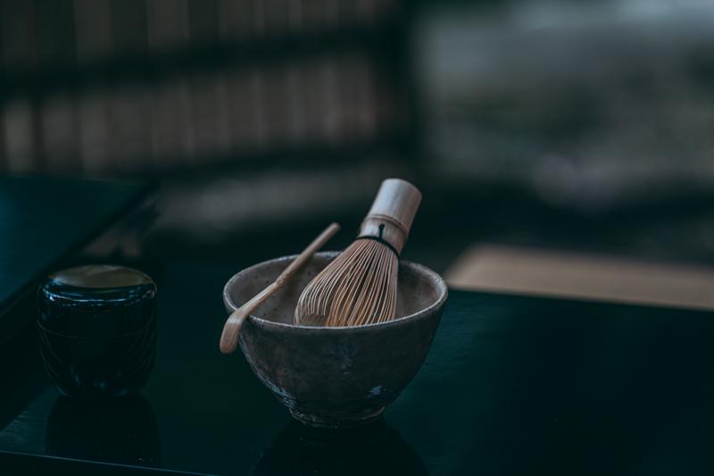 欠けや歪みの中に、そのものが重ねてきた時間が現れている。In its imperfections, the passage of time quietly reveals itself.