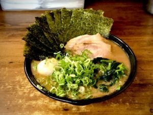 家系ラーメンの具といえば、海苔とほうれん草、チャーシューが定番だ。