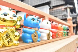 様々な色の招き猫