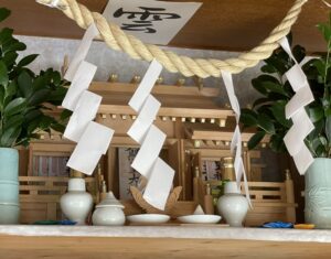 生活のすぐ傍らにある聖域。日本の神は、人々の慎ましい暮らしと共にある。