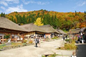 江戸時代に宿場町として栄えた大内宿 茅葺屋根の民家が街道沿いに並ぶ