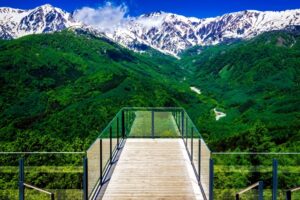 白馬三山を望む岩岳山山頂の景色