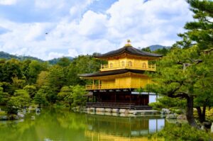 金閣寺。金箔に輝く楼閣が池に映える、京都を象徴する世界遺産。