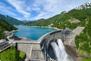 富山県・黒部ダム。観光放水が人気の壮大な山岳ダム。