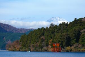 箱根神社。芦ノ湖畔に立つ鳥居は『平和の鳥居』として知られる。