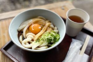 伊勢うどん。極太でやわらかい麺に、濃厚なたまり醤油のたれを絡めて食べる伊勢の名物。