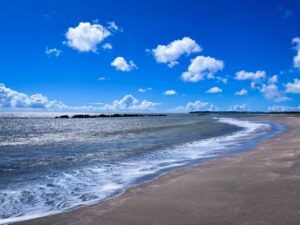 千葉県房総半島の太平洋側に面する「九十九里浜」は、日本列島最大級の砂浜海岸である。