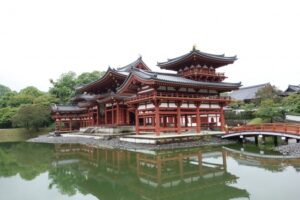 平等院鳳凰堂。10円硬貨の図柄でも知られる、平安時代の代表的な仏教建築。