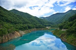 奥四万湖の透き通るような青い湖面は「四万ブルー」と呼ばれる。