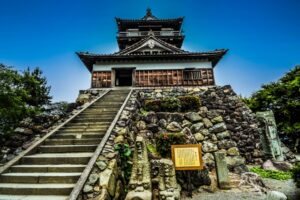 福井県坂井市に位置する丸岡城は、現存する天守の中で最古とされる。