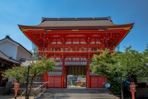 京都・八坂神社 南楼門。祇園のシンボルとして親しまれる朱塗りの門。