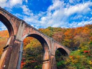 群馬県と長野県の間にある「碓氷峠(めがね橋)」は、日本最大のレンガ造りのアーチ橋である。
