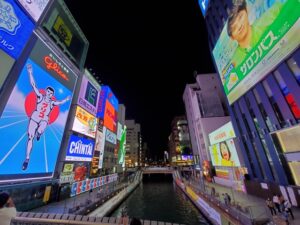 道頓堀の景色。ネオンが輝く大阪を象徴する繁華街。