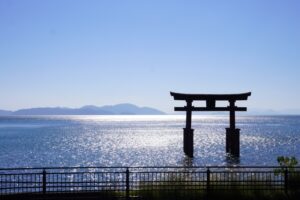 滋賀県高島市にある白髭神社は、琵琶湖に浮かぶ鳥居で知られ、近江最古の神社とされている。