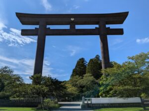 熊野本宮大社。日本最大級の大鳥居が聖地への入り口を示す。