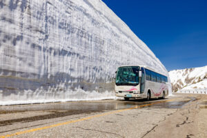 富山県・立山。雪の大谷ウォークでは、圧巻の雪の壁の間を歩くことができる。