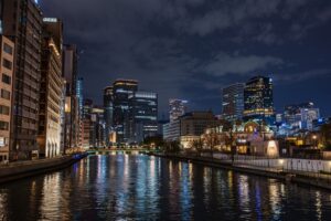 大阪ビル群。近代的な高層ビルが立ち並ぶ都市景観。