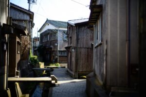 宿根木。入り組んだ小路と板張りの家屋が特徴の、江戸時代の面影を残す町並み。