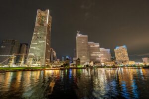 みなとみらい21地区。横浜港に面した近代的な都市景観が広がる。