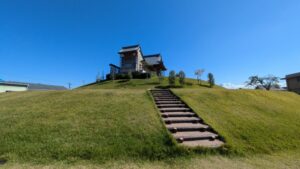 兜山古墳。福井県鯖江市にある、古墳時代後期の前方後円墳。地域の歴史を今に伝える貴重な史跡。