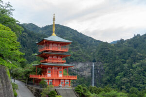 和歌山・青岸渡寺。三重塔越しに望む日本一の名瀑・那智滝。