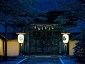 夕刻の金剛峯寺正門。柔らかな光に包まれる高野山の総本山。