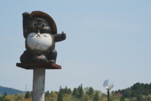 滋賀県甲賀市信楽町は、陶器の町として知られ、特に信楽焼のたぬき像が名物となっている。