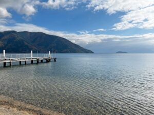 滋賀県にある琵琶湖は、日本最大の面積を誇る淡水湖で、多くの河川の水源にもなっている。