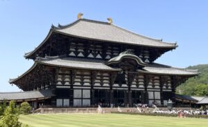 奈良・東大寺大仏殿。世界最大級の木造建築に、高さ約15メートルの大仏が鎮座する歴史ある寺院。