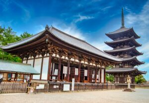 奈良・興福寺。東金堂と五重塔が並ぶ、奈良時代創建の歴史ある古刹。